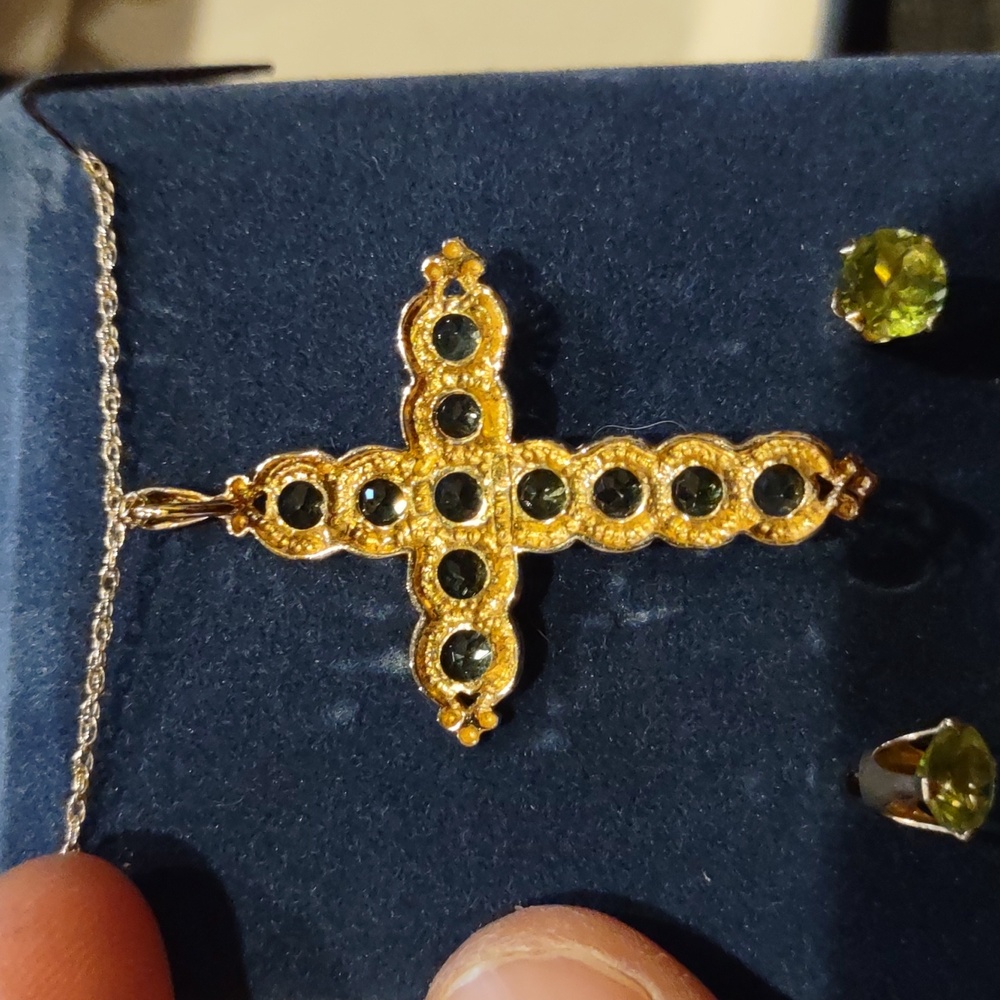 Peridot Cross pendant And necklace with peridot stud earrings 10kt 14kt - Picture 4 of 4